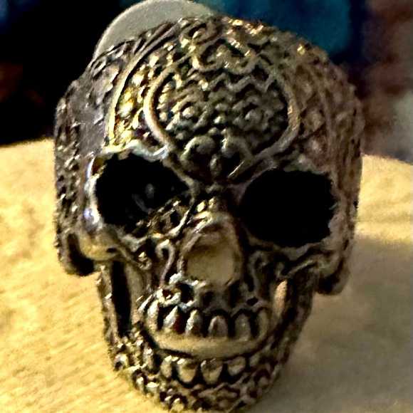 NWOT skull ring in size 11. Intricate designs on the sides. - Picture 5 of 5